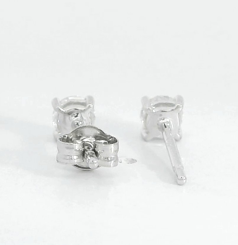 PENDIENTES GARRA FUNDICION 4MM.BRILLANTES H-SI 1.  0.05 CT TW